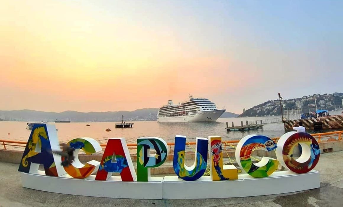 letras de Acapulco con atardecer
