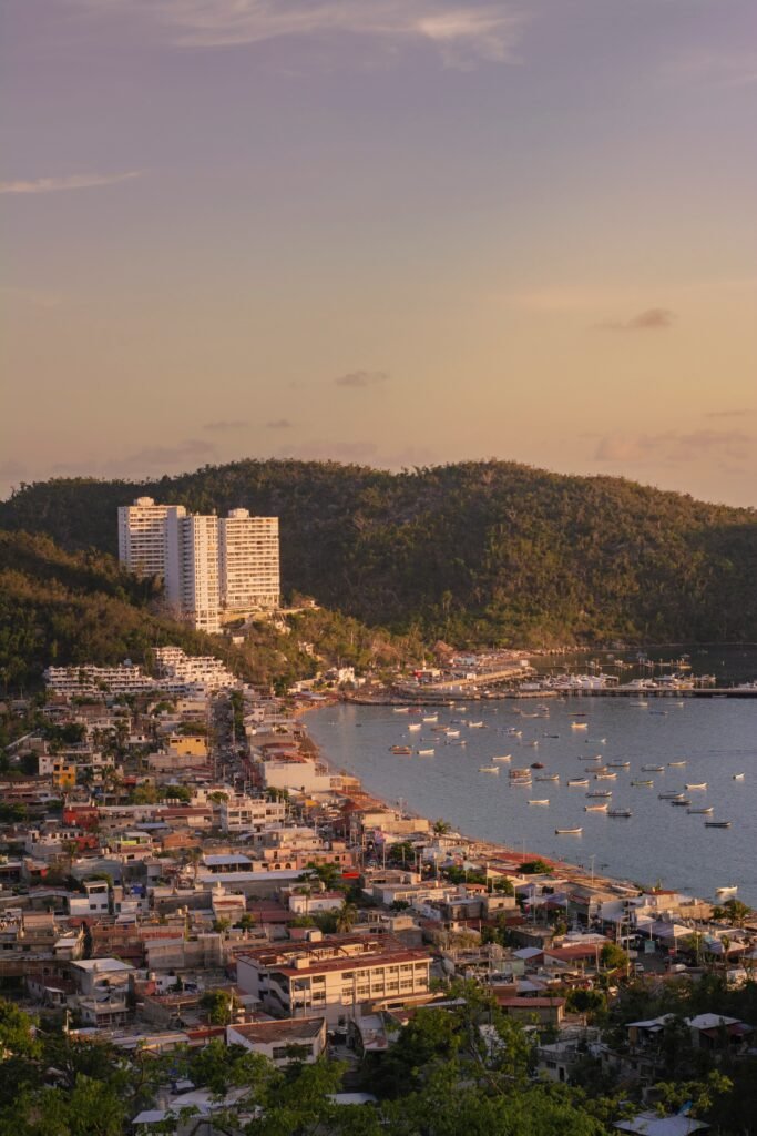 bahía de Acapulco en un atardecer